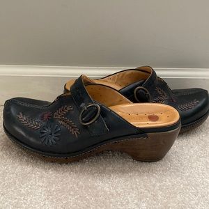 Clarks Unstructured Embroidered Clogs